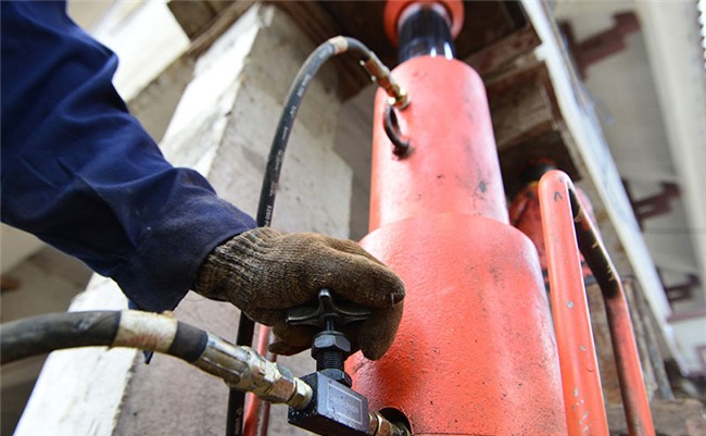 Thần đèn nâng cao 3 m giảng đường ngôi chùa 2.000 tấn ở Sài Gòn