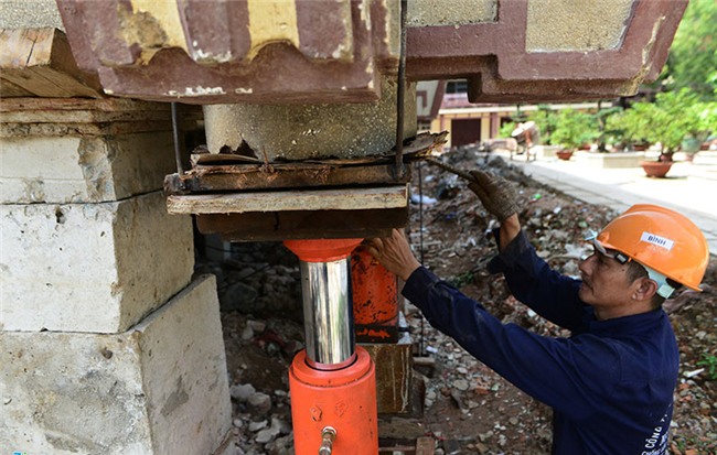 Thần đèn nâng cao 3 m giảng đường ngôi chùa 2.000 tấn ở Sài Gòn