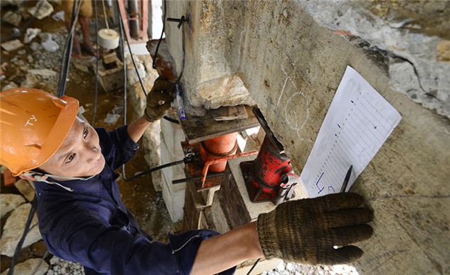 Thần đèn nâng cao 3 m giảng đường ngôi chùa 2.000 tấn ở Sài Gòn