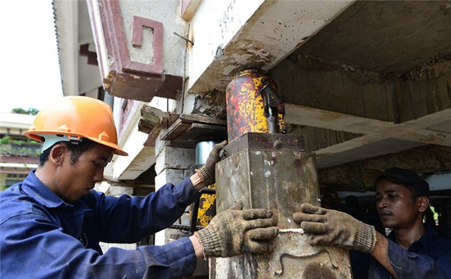 Thần đèn nâng cao 3 m giảng đường ngôi chùa 2.000 tấn ở Sài Gòn