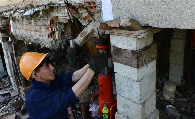 Thần đèn nâng cao 3 m giảng đường ngôi chùa 2.000 tấn ở Sài Gòn