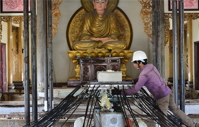 Thần đèn nâng cao 3 m giảng đường ngôi chùa 2.000 tấn ở Sài Gòn