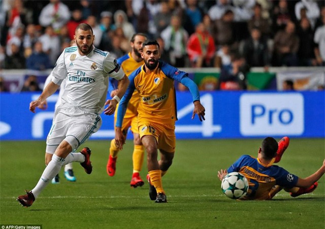 
Benzema lập được cú đúp ở cuối hiệp 1
