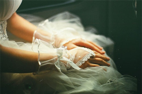 Hơn 10 năm mới mở món quà cưới đặc biệt của mẹ chồng, con dâu ôm mặt khóc nức nở