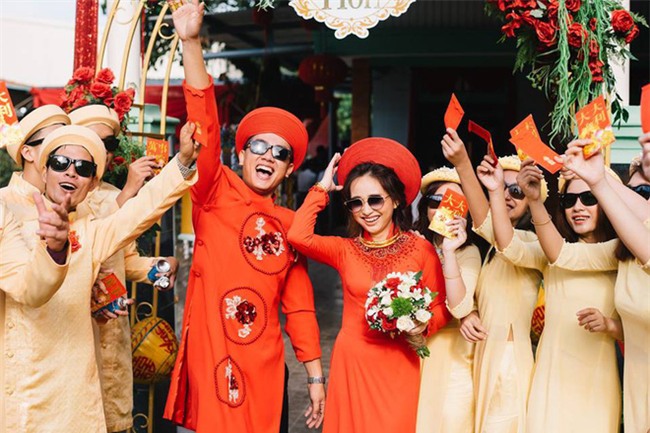 Những lễ đính hôn phá cách của các cặp thánh lầy khuấy đảo mùa cưới 2017 - Ảnh 1.