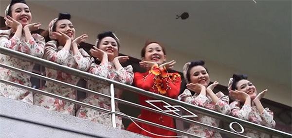 Những lễ đính hôn phá cách của các cặp thánh lầy khuấy đảo mùa cưới 2017 - Ảnh 10.