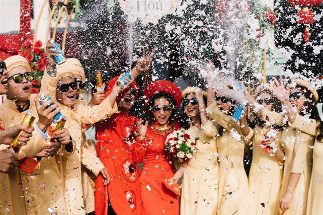 Những lễ đính hôn phá cách của các cặp thánh lầy khuấy đảo mùa cưới 2017 - Ảnh 3.