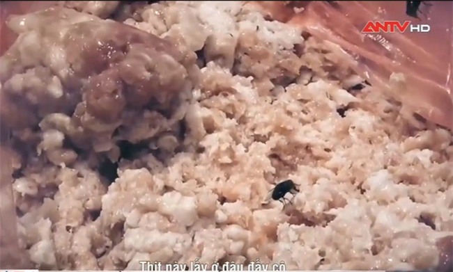 Sự thật về thịt lợn giá rẻ bán tràn lan, vừa rã đông giòi đã bò lổm nhổm - Ảnh 1.