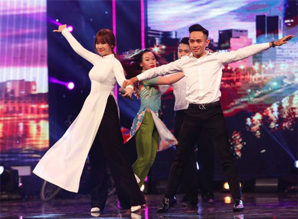 Bà xã Trấn Thành thể hiện vũ đạo khá chuyên nghiệp nhưng giọng hát lại khiến người nghe 