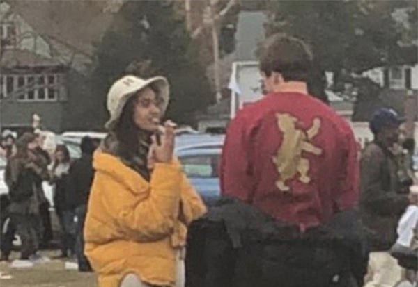 Ái nữ nhà ông Obama ôm hôn trai lạ, hút thuốc lá ngay trong khuôn viên trường đại học - Ảnh 3.