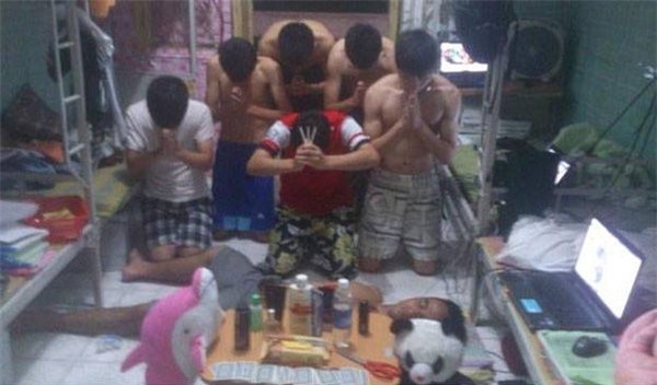 Những hành động dở khóc dở cười chỉ có đám bạn thân mới dám làm-2