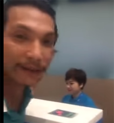 Mua vé máy bay hãng Jetstar nhưng không được bay, nam hành khách livestream tại sân bay đòi xin lỗi - Ảnh 1.