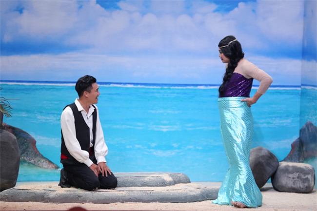 tu long lam hoa hau bien, tran thanh rua chan cho trai dep hinh anh 1