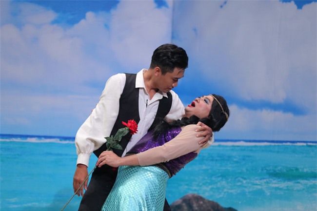 tu long lam hoa hau bien, tran thanh rua chan cho trai dep hinh anh 2