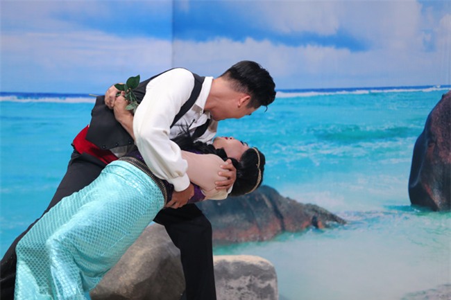 tu long lam hoa hau bien, tran thanh rua chan cho trai dep hinh anh 3