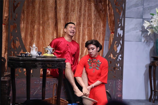 tu long lam hoa hau bien, tran thanh rua chan cho trai dep hinh anh 4