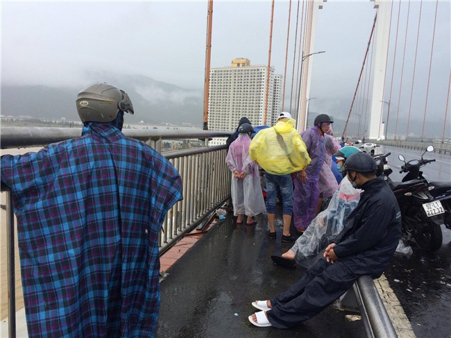 Vụ 3 thanh niên nhảy cầu tự tử ở Đà Nẵng: Trước khi gieo mình xuống sống, nam thạnh niên 19 tuổi nhờ bạn chăm sóc giúp con nhỏ - Ảnh 1.