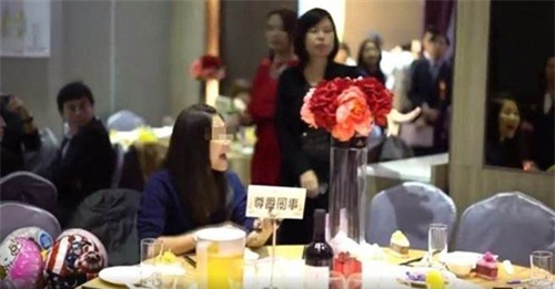 Bị phát hiện ăn chùa đám cưới, gái trẻ xấu hổ đập phá cả tiệc cưới-1