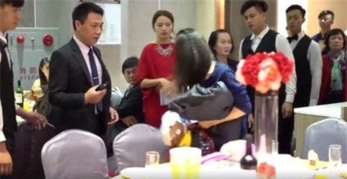 Bị phát hiện ăn chùa đám cưới, gái trẻ xấu hổ đập phá cả tiệc cưới-3