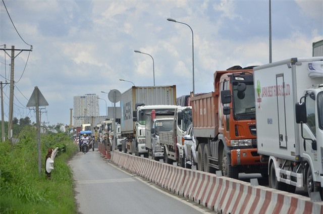 Sài Gòn: Hai xe đầu kéo đi dung dăng dung dẻ để tránh tắc đường gây tranh cãi lớn - Ảnh 2.