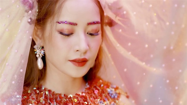 Chi Pu va chien luoc cho ra 7 phien ban san pham trong mot thang hinh anh 1