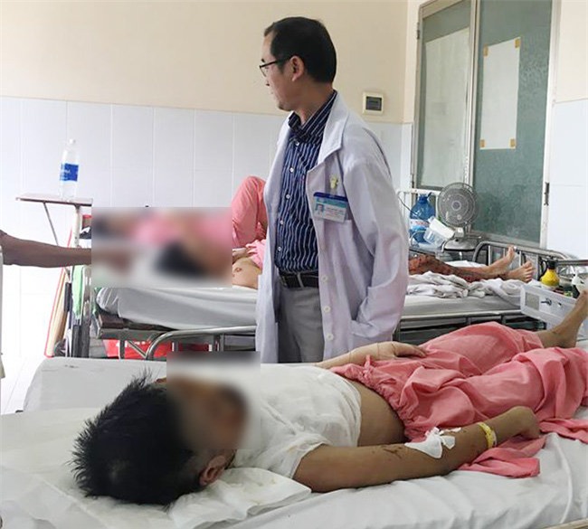 co gai 17 tuoi bat ngo bi tat axit tren duong di lam ve, nguy co mu 2 mat - 2