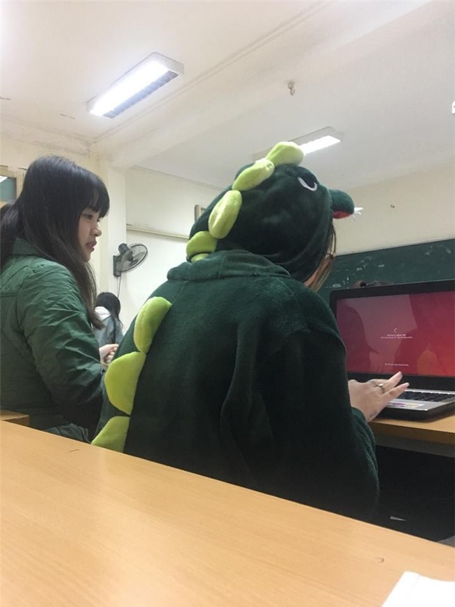 Cô bạn mặc đồ khủng long tới lớp: Trời lạnh chỉ là chuyện nhỏ thôi! - Ảnh 5.