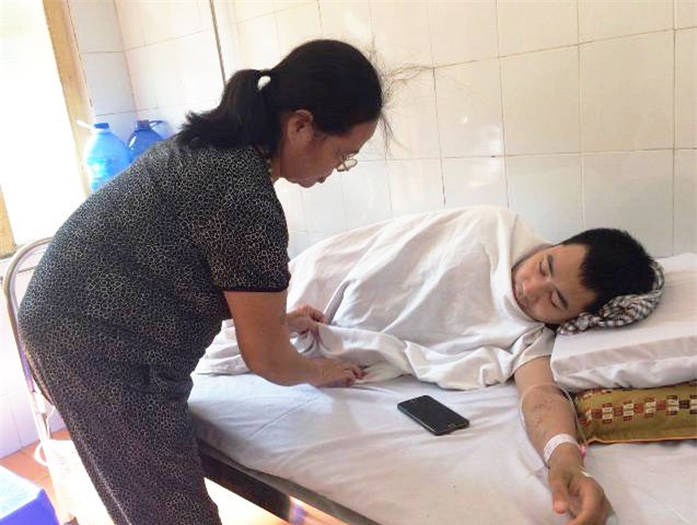 chuyen cam dong ve nguoi phu nu ngheo cuu mang chang trai cut nua nguoi - 6