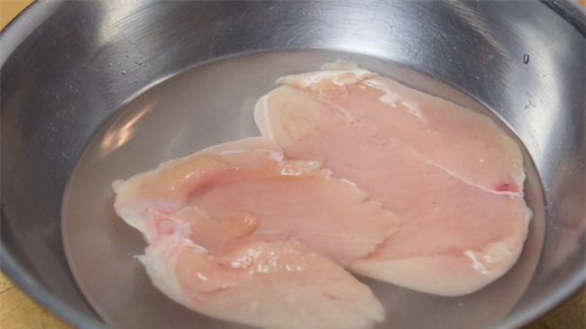 Hãy nghe bí quyết của đầu bếp để thịt gà chiên không còn khô khốc nữa - Ảnh 1.