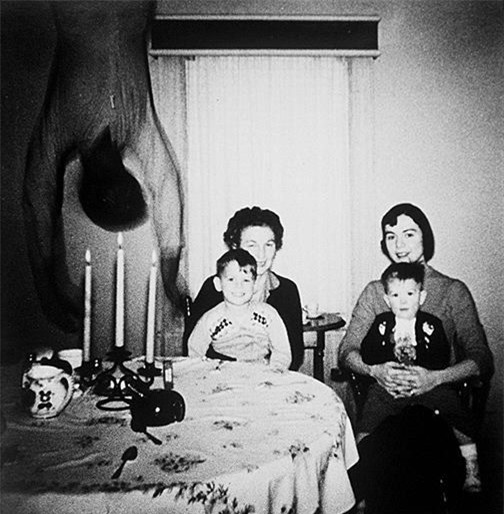 Sự thật đằng sau bức ảnh kinh dị bóng người trong bữa ăn ám ảnh cư dân mạng - Ảnh 1.