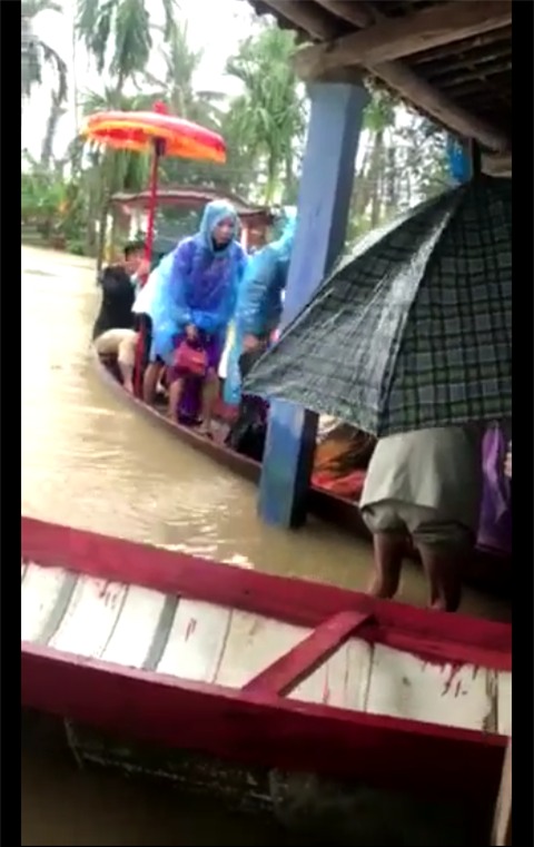 Tổ chức đám cưới trong ngày mưa ngập, cặp đôi đã có hành động khiến người ta bật cười - Ảnh 6.