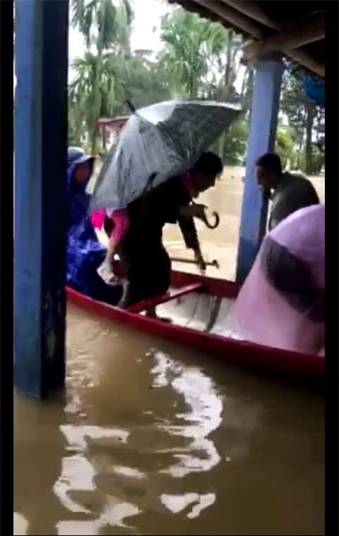 Tổ chức đám cưới trong ngày mưa ngập, cặp đôi đã có hành động khiến người ta bật cười - Ảnh 7.