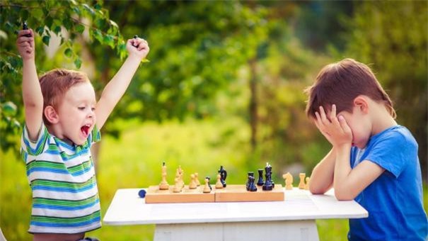 Không phải khen ngợi, bố mẹ Tây đã luôn dạy con điều này để trẻ thành tài - Ảnh 2.