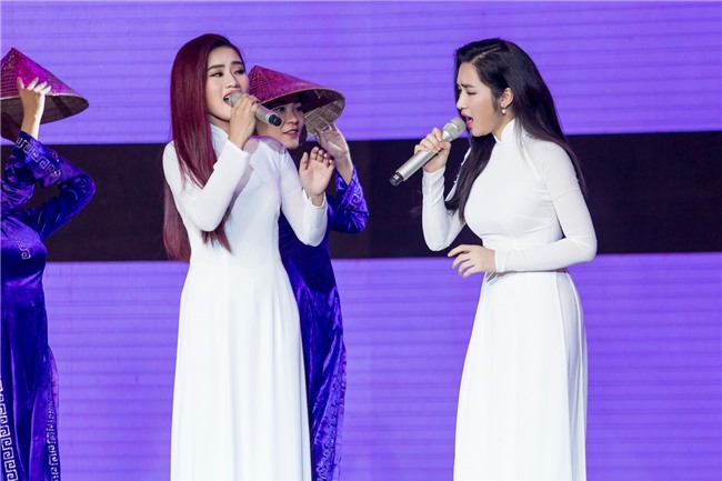 Hòa Minzy gặp sự cố khi đang trình diễn trên sân khấu-3