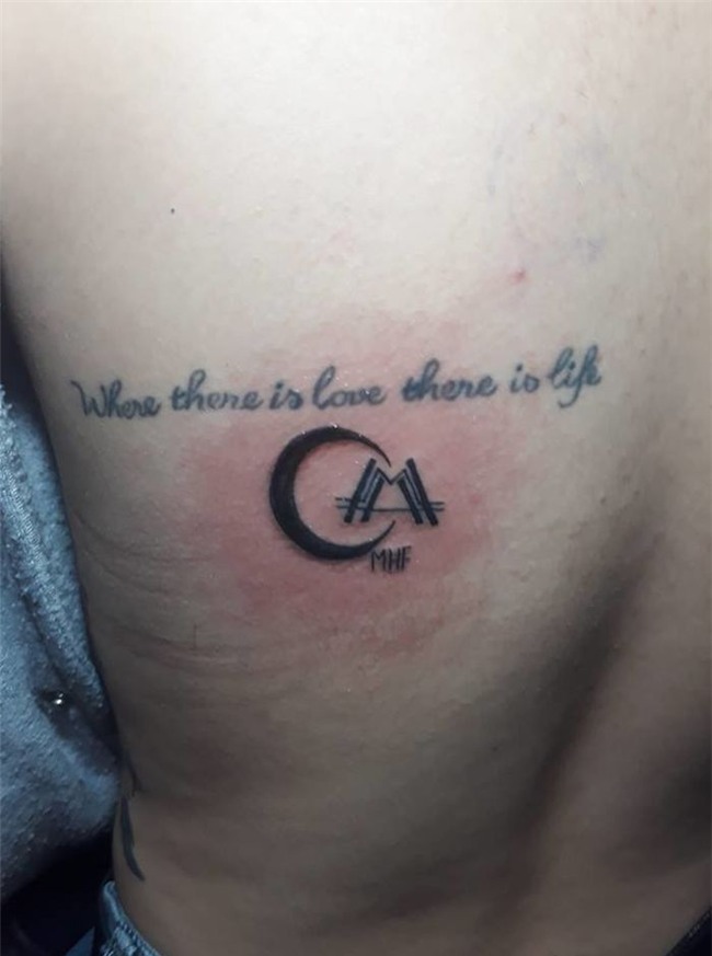 Người này đã có một hình xăm khá lớn trên phần lưng của mình. Đây là một cách thể hiện tình yêu với thần tượng rất mãnh liệt. - Tin sao Viet - Tin tuc sao Viet - Scandal sao Viet - Tin tuc cua Sao - Tin cua Sao