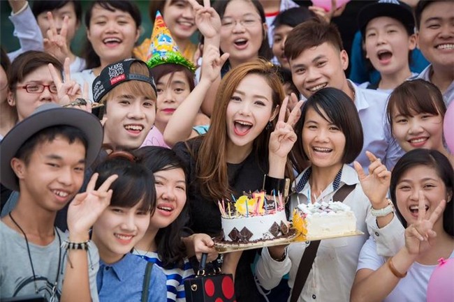 Minh Hằng là ca sĩ sở hữu lượng fan đông nhất nhì làng giải trí Việt. Người hâm mộ của cô có mặt ở khắp các tỉnh thành, thậm chí là cả nước ngoài. Mỗi lần cô đi lưu diễn đều được sự đón nhận nồng nhiệt của khán giả xa xứ. - Tin sao Viet - Tin tuc sao Viet - Scandal sao Viet - Tin tuc cua Sao - Tin cua Sao