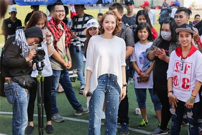 Sở dĩ cô được lòng mọi người như vậy là nhờ vào tính cách gần gũi và hoà đồng của nữ ca sĩ. Minh Hằng thường tổ chức các buổi giao lưu với fan để xoá đi khoảng cách. - Tin sao Viet - Tin tuc sao Viet - Scandal sao Viet - Tin tuc cua Sao - Tin cua Sao