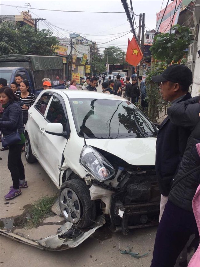 Clip gây xôn xao: Được chồng dạy lái xe, người phụ nữ đạp nhầm chân ga tông thẳng vào quán ăn bên đường - Ảnh 2.