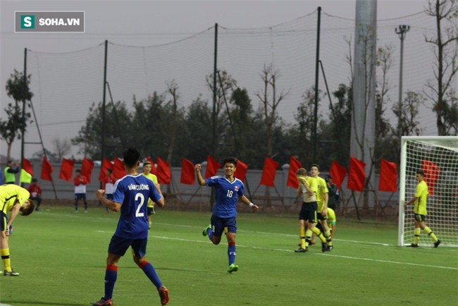 Scholes hài hước gian lận giống Ronaldo trước lúc rời Việt Nam - Ảnh 4.