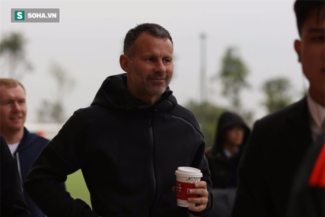 Scholes hài hước gian lận giống Ronaldo trước lúc rời Việt Nam - Ảnh 5.