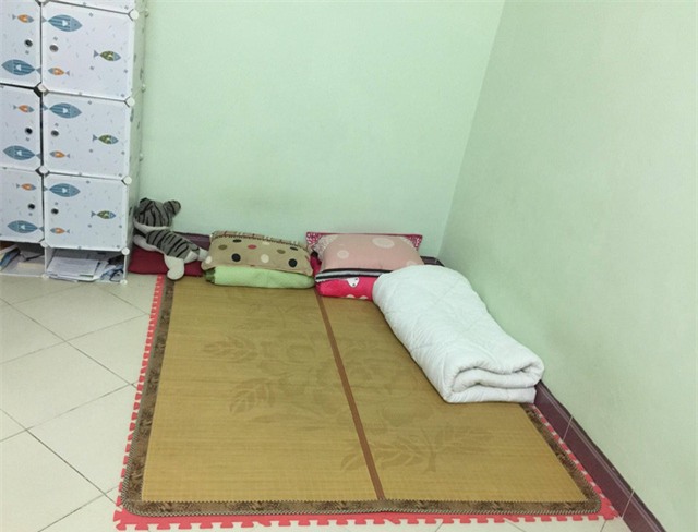 Vợ chồng chị Hạnh quyết ngủ sàn nhà, ở nhà không nội thất để chờ mua đồ giảm giá ngày Black Friday