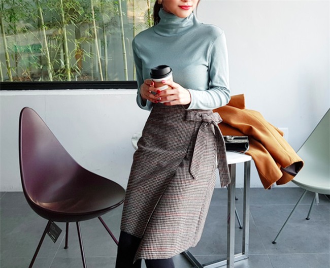 Lên đồ ấm áp cho ngày trời lạnh tăng cường với 4 kiểu chân váy chuyên dụng của mùa đông - Ảnh 3.