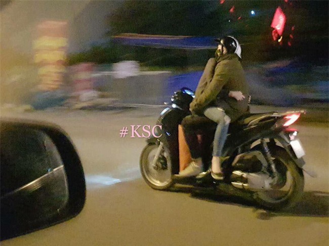 Khoảnh khắc chạy xe máy của đôi bạn trẻ khiến người ta kinh ngạc - Ảnh 1.