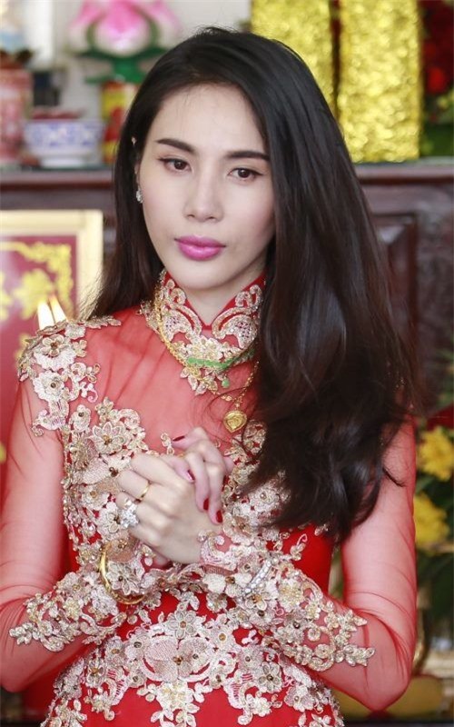 Từ vòng cổ, vòng tay đến nhẫn cưới gia đình trao cho Thủy Tiên đều bằng vàng và có giá trị lớn. - Tin sao Viet - Tin tuc sao Viet - Scandal sao Viet - Tin tuc cua Sao - Tin cua Sao