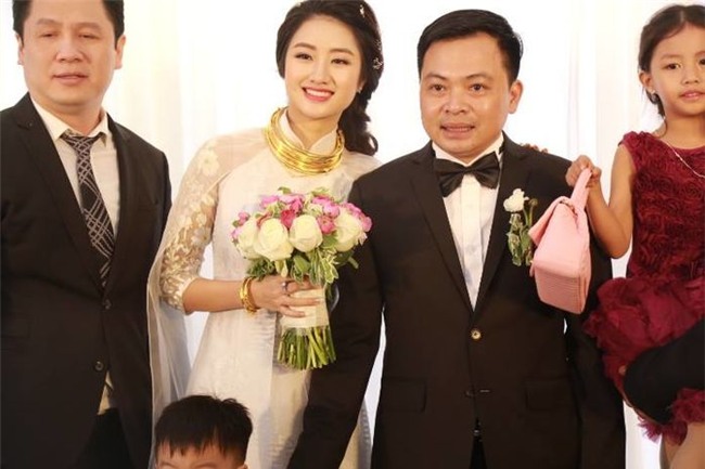 Không chỉ kiềng vàng đeo tới vài chiếc trên cổ, Thu Ngân còn được gia đình trao tặng vòng tay vàng có giá trị rất lớn. - Tin sao Viet - Tin tuc sao Viet - Scandal sao Viet - Tin tuc cua Sao - Tin cua Sao