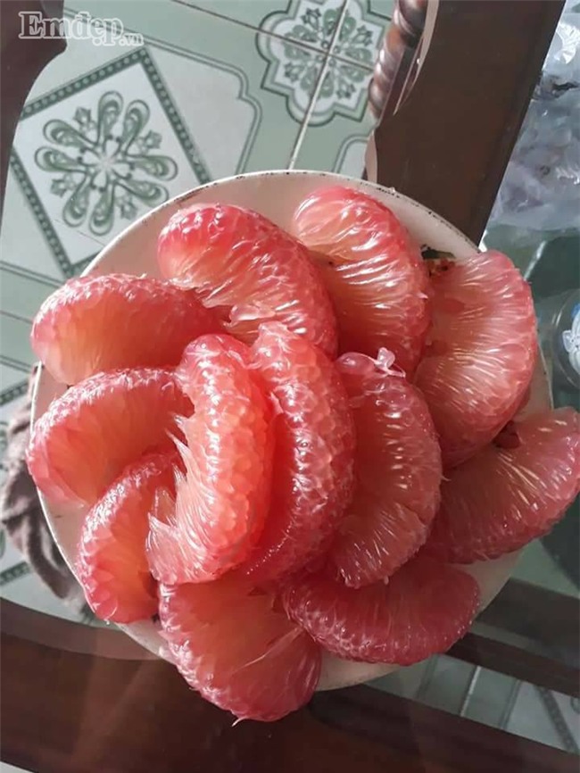 Bưởi đào giá rẻ đồng loạt bán 7 -10 ngàn đồng/quả ở các chợ: Bà nội trợ tha cả tải về ăn dần