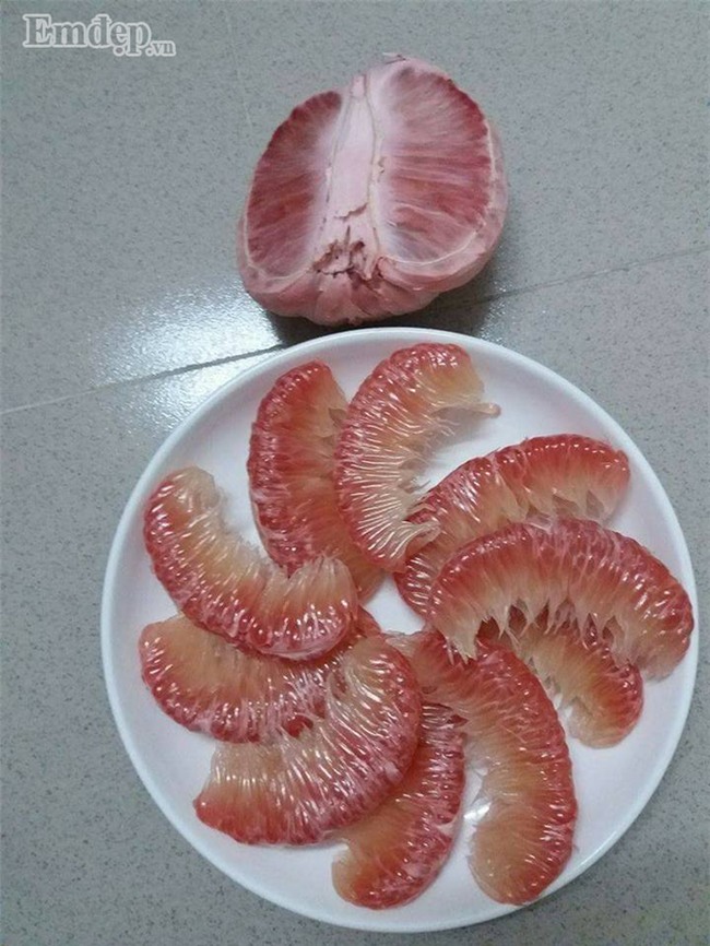 Bưởi đào giá rẻ đồng loạt bán 7 -10 ngàn đồng/quả ở các chợ: Bà nội trợ tha cả tải về ăn dần