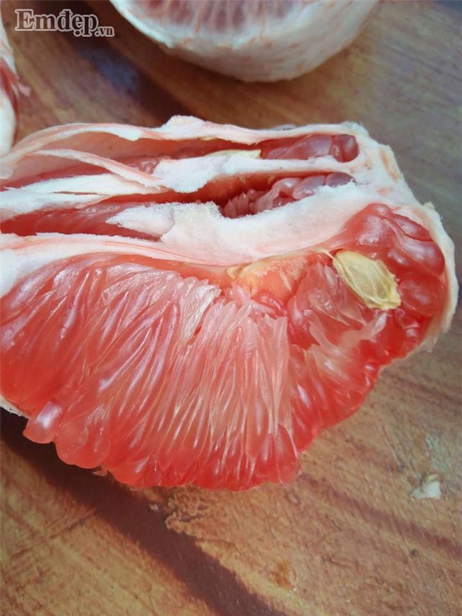 Bưởi đào giá rẻ đồng loạt bán 7 -10 ngàn đồng/quả ở các chợ: Bà nội trợ tha cả tải về ăn dần