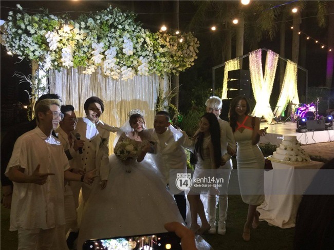 Cập nhật: Khởi My và Kelvin Khánh thay trang phục giản dị để tham gia tiệc cưới - Ảnh 15.