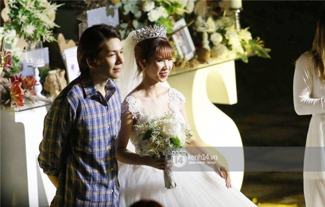 Cập nhật: Khởi My và Kelvin Khánh thay trang phục giản dị để tham gia tiệc cưới - Ảnh 19.